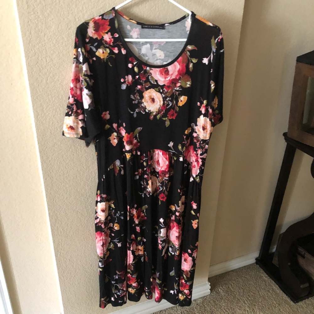 Flattering Floral Black Dress...with pockets!